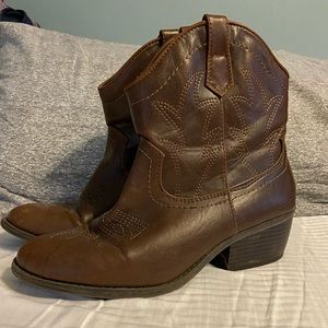 White Mountain small heel cowboy boots